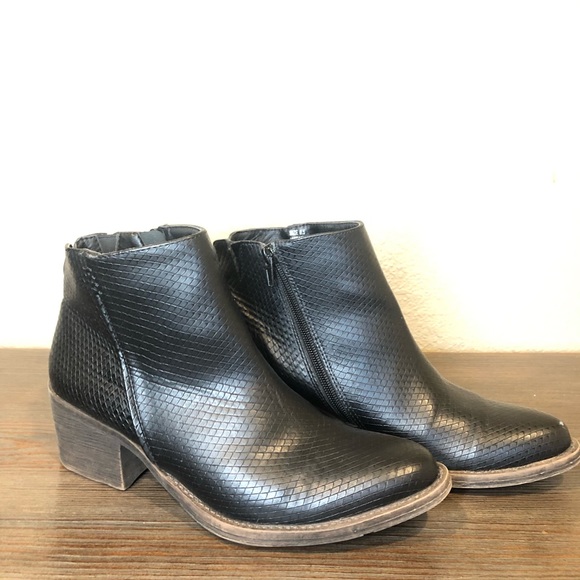 Volatile Shoes - Volatile booties - snake skin design. So comfy!